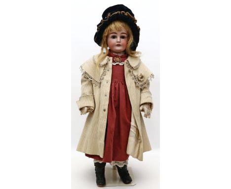 Puppenmädchen. Bisk.-Porz.-Kurbelkopf, gem. K/2 14 1/2  Made in Germany. Offener Mund mit 4 Zähnen oben. Braune Schlafaugen, 