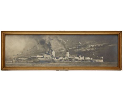 Foto der "S.M.S Von der Tann", des kaiserlichen Marine-Schlachtkreuzers, aufgenommen in Olden (Nordfjord). 11x 38 cm. R.