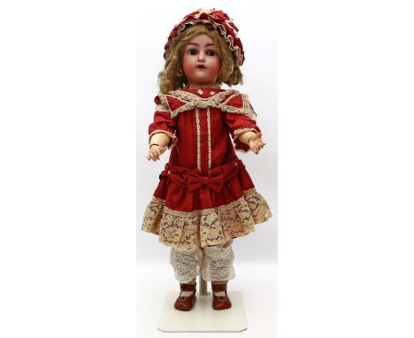 Puppenmädchen. Bisk.-Porz.-Kurbelkopf, gem. Simon & Halbig K*R 62. Offener Mund mit Zahnreihe oben. Durchstochene Ohrläppchen