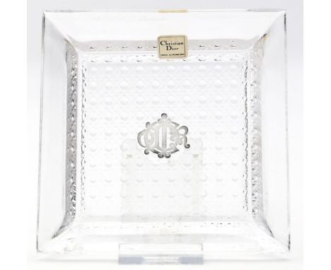 Quadratische Schale/Ascher, "Christian Dior". Farbloses Kristall, Boden mit Steinel-Relief. Im Spiegel in verschlungenen Buch