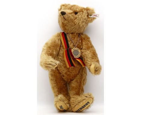 Steiff-Teddy "50 Jahre Deutsche Mark". Ex. 618 der limitierten Auflage in Höhe von 1.500 Stück aus dem Jahr 1999. Mit K, F un