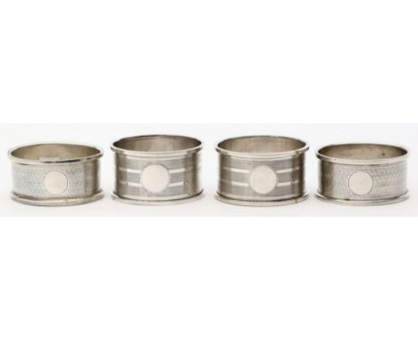 2 Paar Art Deco-Serviettenringe. 925/000 Sterlingsilber, 45 g. Guillochiert. Mz. S. Levi, Birmingham, 1922 bzw. J. & R. Griff
