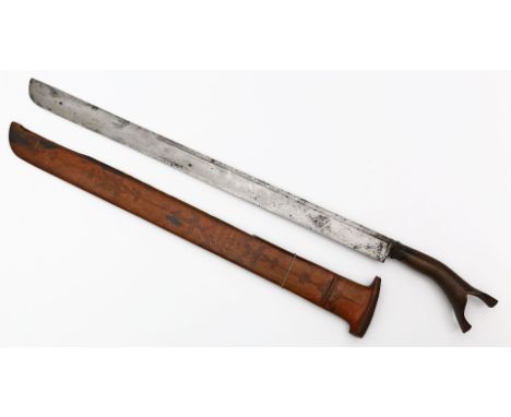 Machete. Eisenklinge. Profilierter Holzgriff (Riss). Beigegeben: Holzscheide (besch.) mit arabischer Schrift. L. 72 cm.