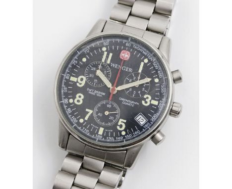 Military-Chronograph, Wenger Watch. Wohl Modell "Commando Chrono 70826.XL". Gehäuse und originales Edelstahmarmband mit Falts