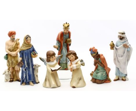 5 Krippenfiguren und 2 Weihnachtsengel. Keramik. Bunt bemalt. Bestehend aus: Heiligen Drei Königen, Schäfer und Schäferin sow