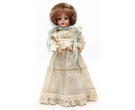 Puppenmädchen. Bisk.-Porz.-Kurbelkopf, gem. 1909 DEP R 9/0 A. Offener Mund mit Zahnreihe oben. Fest eingesetzte, blaue Glasau