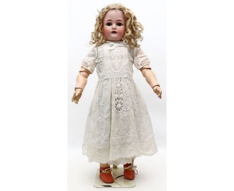 Puppenmädchen. Bisk.-Porz.-Kurbelkopf, gem. Simon & Halbig K*R 68. Offener Mund mit Zahnreihe oben. Durchstochene Ohrläppchen