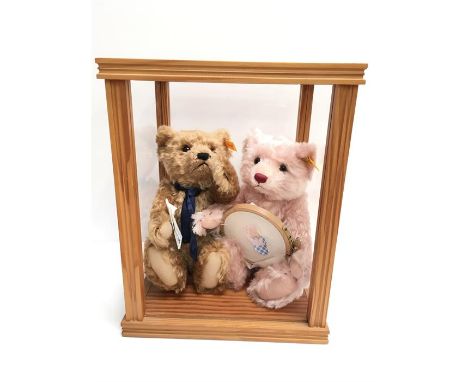 Two Steiff Family Series bears: EAN 654558 Mother with Embroidery Hoop, h.26cm; EAN 654541 Chester Father Bear, h. 26cm. VG w