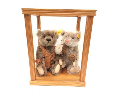 Two Steiff Family Series bears: EAN 654534 Grandma with knitting needle and wool, h.26cm; EAN 654527 Grandpa with pipe, h.26c