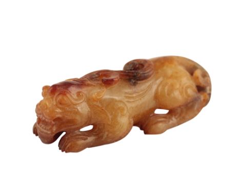 MOTTLED LIGHT AND BROWN HARDSTONE FIGURE OF A BIXIEH CHIMERA crouching looking forward, the details beautifully carved, 7cm l