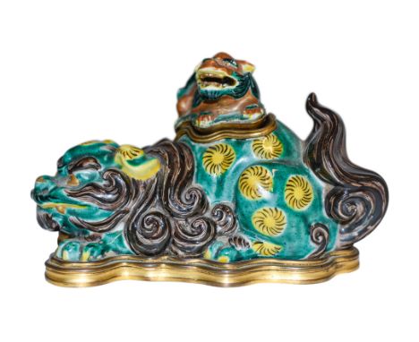 JAPANESE KUTANI LION DOG BRONZE MOUNTED INKWELL, MEIJI PERIOD, 18cm wide