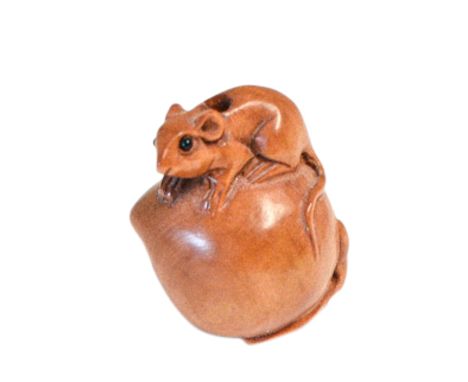 SMALL CARVED BOXWOOD NETSUKE, MEIJI PERIOD, 2cm high