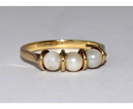 9ct gold ladies triple pearl set ring size P