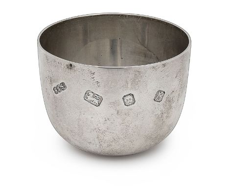 An Elizabeth II silver tumbler cupLondon, 1976 Saunders Shepherd &amp; Co Ltdof plain form, feature hallmarksheight 4.2cm., w