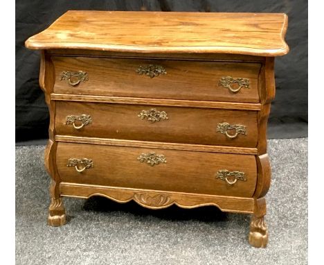 An oak veneered three drawer commode chest 