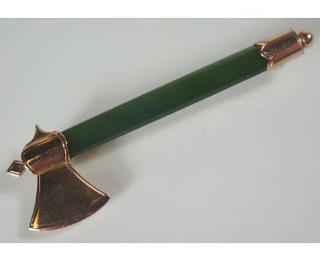 A 15ct Gold and Nephrite Halberd Axe Brooch, 61mm long, 6.4g 
