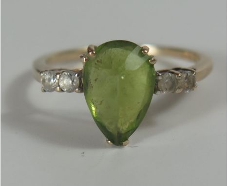 A 9ct Gold and green Stone Set Dress Ring, size R, 2.8g 