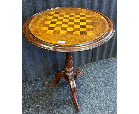 Victorian pedestal games table The circular top with inlaid dambrod, wrythen tapering circular column, curved leaf clasped le