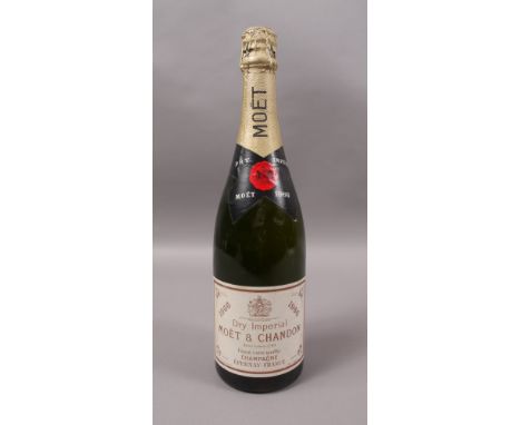 Moët et Chandon Dry Impérial 1966 Vintage Champagne, very good appearance, good clarity, light colour, ullage around 1.5 cm w