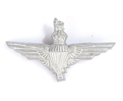 World War Two plastic economy cap badge to the Parachute Regiment, in silver grey, two blades to the reverse, K&amp;K 2263