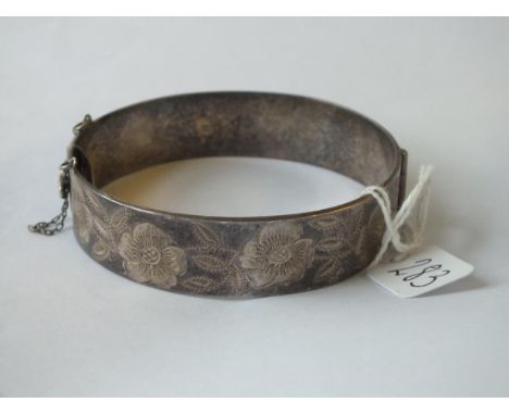 Silver bangle engraved with flower motives       