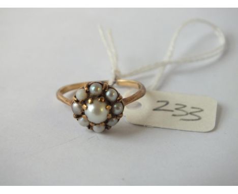 Pearl cluster ring set in gold, size S 2.5g.       