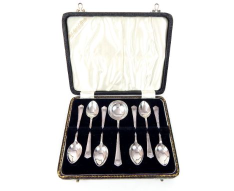 A cased hallmarked set of six solid silver tea spoons and caddy spoon