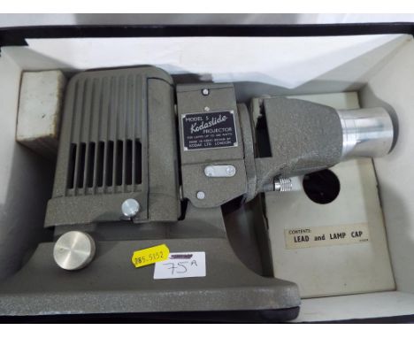 Photographic equipment - A Kodaslide model 5 projector by Kodak Ltd of London, with lens and accessories, boxed