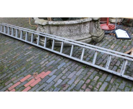 17 rung 2 run aluminium extension ladder: (used). 