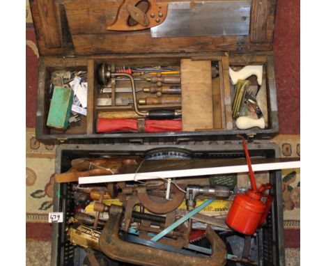 A vintage carpenters box: containing chisels, planes, saw etc together with a tray of additional tools. 