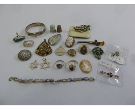 A quantity of jewellery to include an 18ct white gold and diamond tie pin, a gold brooch, brooches, pendants and bangles