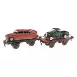 2 Märklin Plattformwagen, Spur 1, beladen mit Stromlininenauto Tatra 87 (Guss) und mit PickUp (