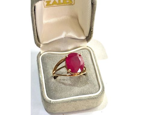 9ct gold ruby type gem set ring weight 4.3g 