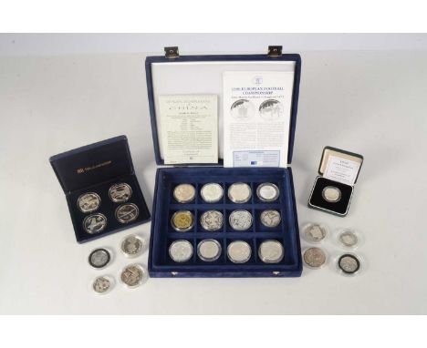 A collection of twenty five world silver proof coins, including a GB 1996 Silver Proof £2 , boxed with cert, a 1991 Marshall 