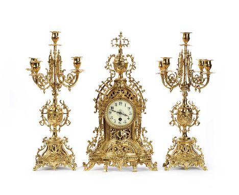 20TH CENTURY THREE PIECE BRASS CLOCK SET WITH PIERCED ARCHED TOP AND FINIAL WORKING ORDER WITH PENDULUM 