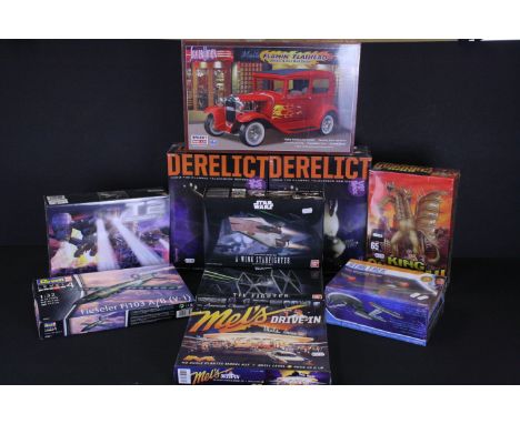 Seven sealed Tv related plastic model kits to include 2 x Moebius Models 1/350 Lost In Space The Derelict model kits, 1 x Pol