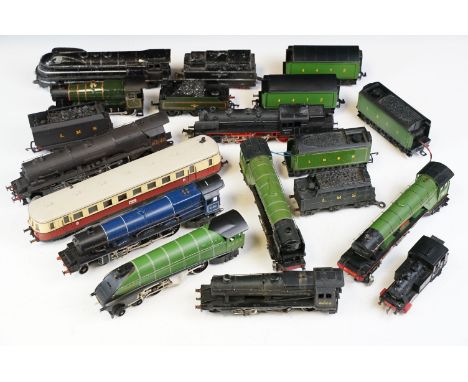 11 OO / HO gauge locomotives to include Hornby Lady Patricia, Hornby Dublo 2-8-0 LMS 8660, Marklin 0-6-0 in black livery etc 