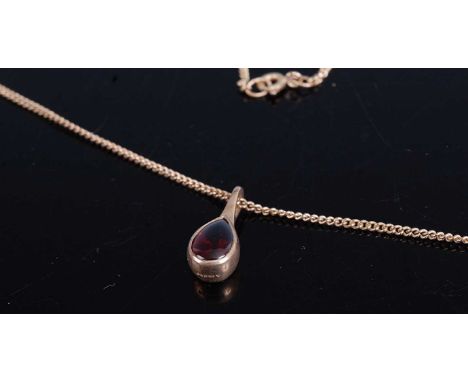 A 9ct gold mounted and cabochon garnet set pendant, on 9ct finelink neck chain, 5.1g 