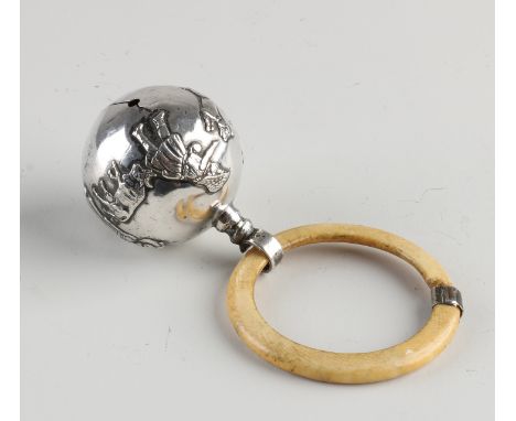 Beautiful silver ball rattle, 800/000, with images of children and animals.&nbsp;With teething ring.&nbsp;ø3.9x10cm.&nbsp;Sli