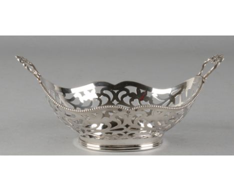 Silver bonbon basket, 835/000, open cut on an oval ring foot with pearl rim and floral handles.&nbsp;Size: Hooijkaas, Schoonh
