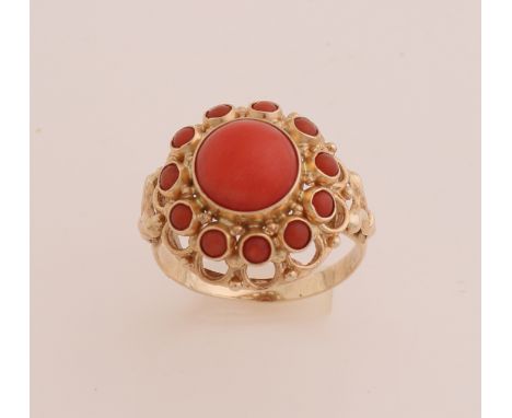 Yellow gold ring, 585/000, with red coral.&nbsp;Ring with a round head with a rosette set with a large cabouchon cut red cora