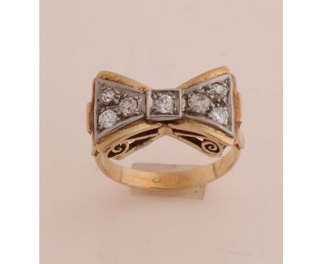 Gold ring, 585/000, with diamond.&nbsp;Gold ring with bow with white gold inlay set with 7 brilliant cut diamonds, approx. 0.