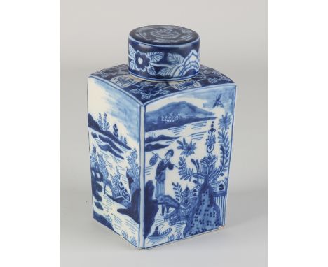 18th century Delft Fayence tea caddy.&nbsp;Signed v. Duin.&nbsp;Chinoiserie landscape decor.&nbsp;Dimensions: H 14.5 cm.&nbsp