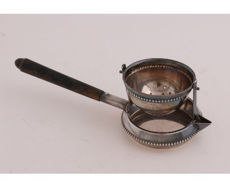 Silver tea strainer with drip tray, 800/000.&nbsp;Tea strainer placed on a holder with drip tray with spout, both with a pear