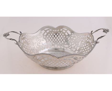 Silver bread basket, 835/000, oval sawn model with pumpkin and curling decoration.&nbsp;Placed on an oval ring with double fi
