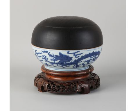 Chinese porcelain lidded box with wooden lid and dragon decor.&nbsp;With 6 characters, bottom mark and console.&nbsp;ø13x9cm.