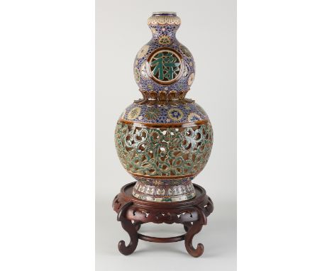 Very large Chinese porcelain incense burner with floral decor + wooden console.&nbsp;Dimensions: H 60 x Ø 22.5 cm.&nbsp;In go