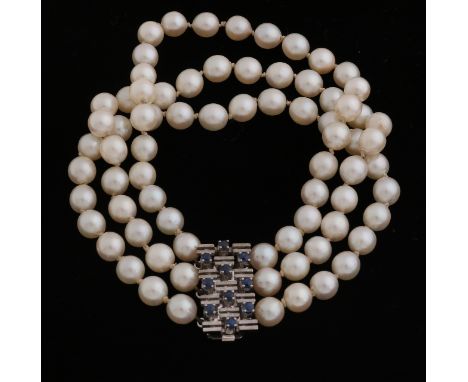 Pearl bracelet with white gold clasp set with sapphire, 585/000.&nbsp;Bracelet with 3 rows of cultured pearls, ø 7mm, attache