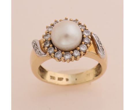 Yellow gold ring, 750/000, with diamond and pearl.&nbsp;Convex ring with a rosette in the middle with a cultured pearl, ø 8.5