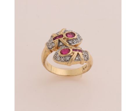 Ornate yellow gold ring, 585/000, with ruby ??and diamond.&nbsp;Striking ring with convex band and stylized snake heads at th